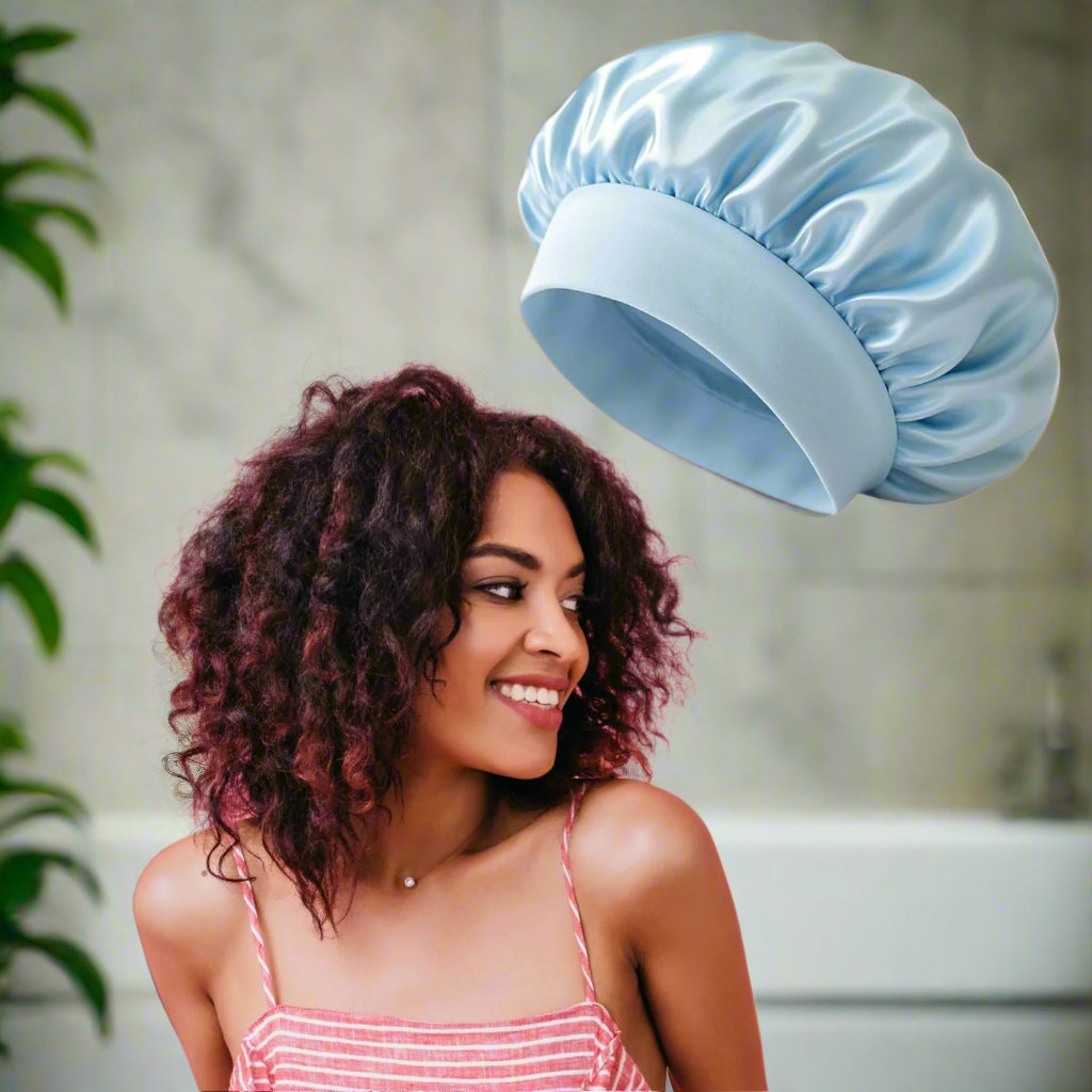 Bonnet en satin Charlotte bleu cheveux bouclés coiffures protectrice boucles nuit