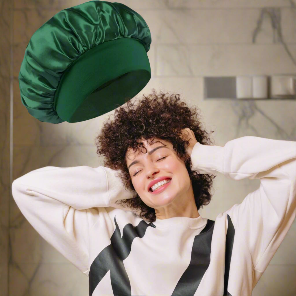 Bonnet en satin cheveux boucles Charlotte vert boucles soyeuses routine capillaire