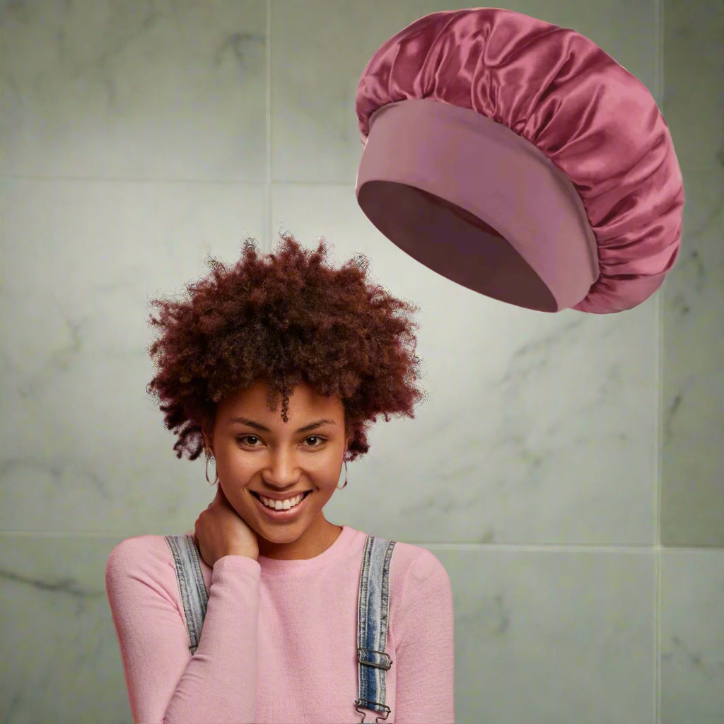 Charlotte en satin Charlotte rose cheveux bouclés frisés