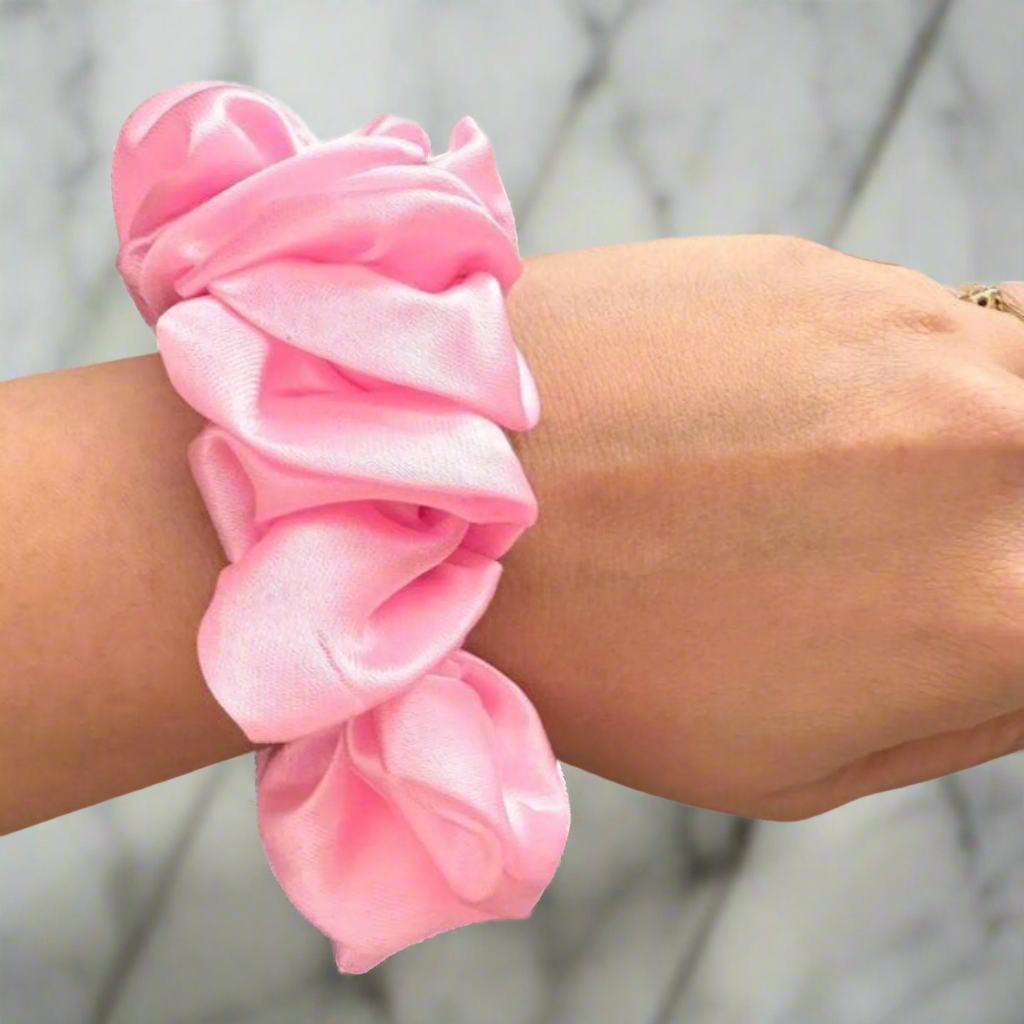 Chouchou-Satin-RetroChicRose_-chouchou-rose-cheveux-bouclés