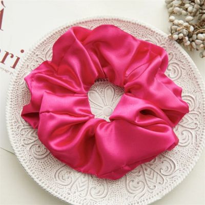 Chouchou en satin Trio Signature Extra Large rose cheveux épais boucles