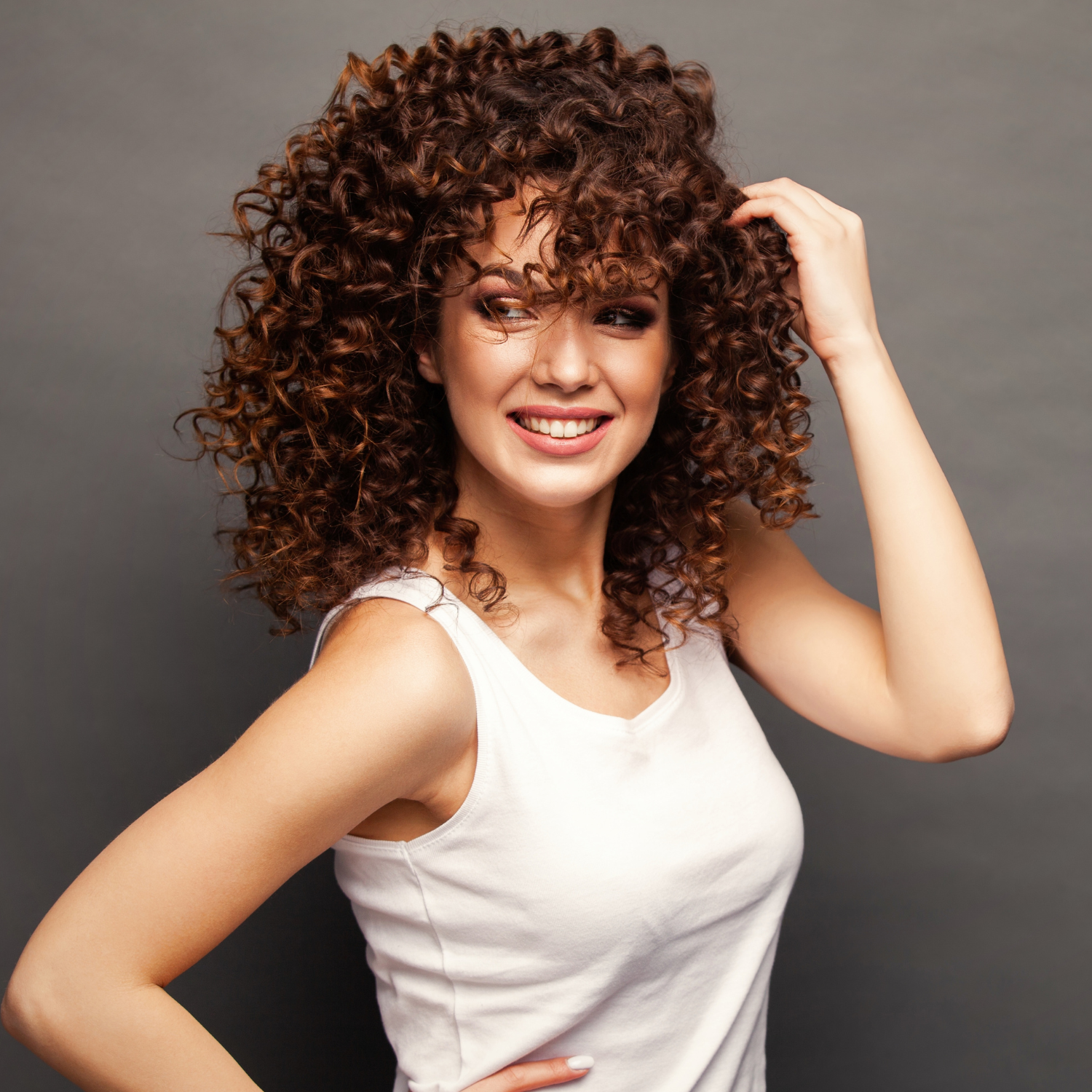 femme cheveux bouclés définis rebondis boucles soyeuse curly hair