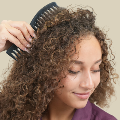Peigne DetangleEase cheveux bouclés dents larges