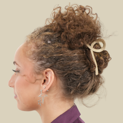 Pince à cheveux Elancia pince beige femme cheveux bouclés côté