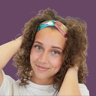 Bandeau Cheveux Maintien Fleuri bleu motif fleur cheveux bouclés