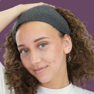 Bandeau cheveux Flow gris serre tête cheveux bouclés