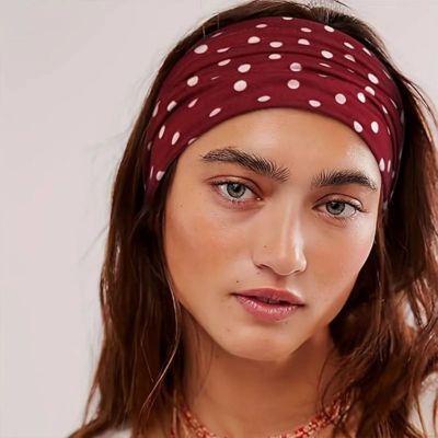 Bandeau cheveux nuances chaleureuses à pois rouge femme cheveux ondulés