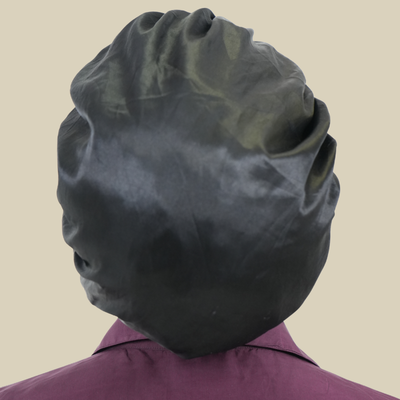 Bonnet Satin-SatinLuxe noir femme cheveux bouclés de dos