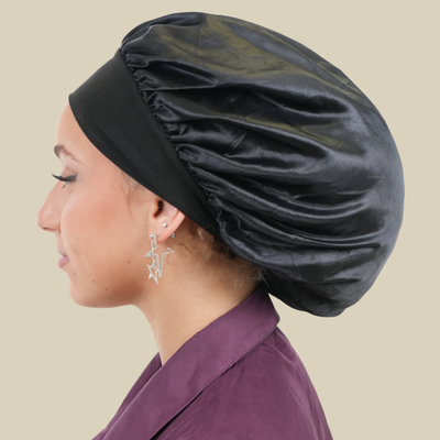 Bonnet Satin SatinLuxe noir femme cheveux bouclés profil