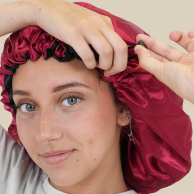 Bonnet de nuit en satin Satinea elastique noir rouge cheveux bouclés