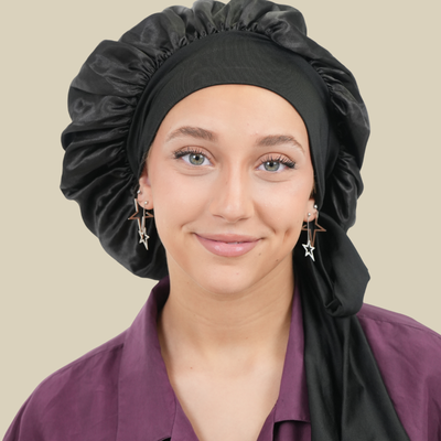 Bonnet en Satin SilkHaven noir large réglable femme face