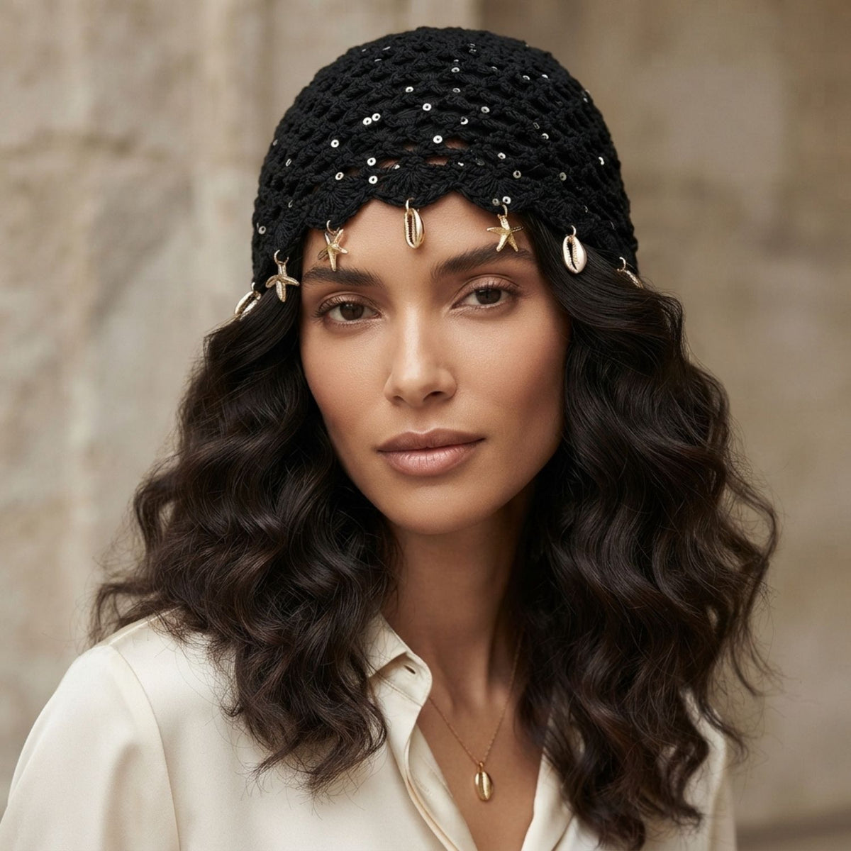 Bonnet en maille Camille noir cheveux ondulés