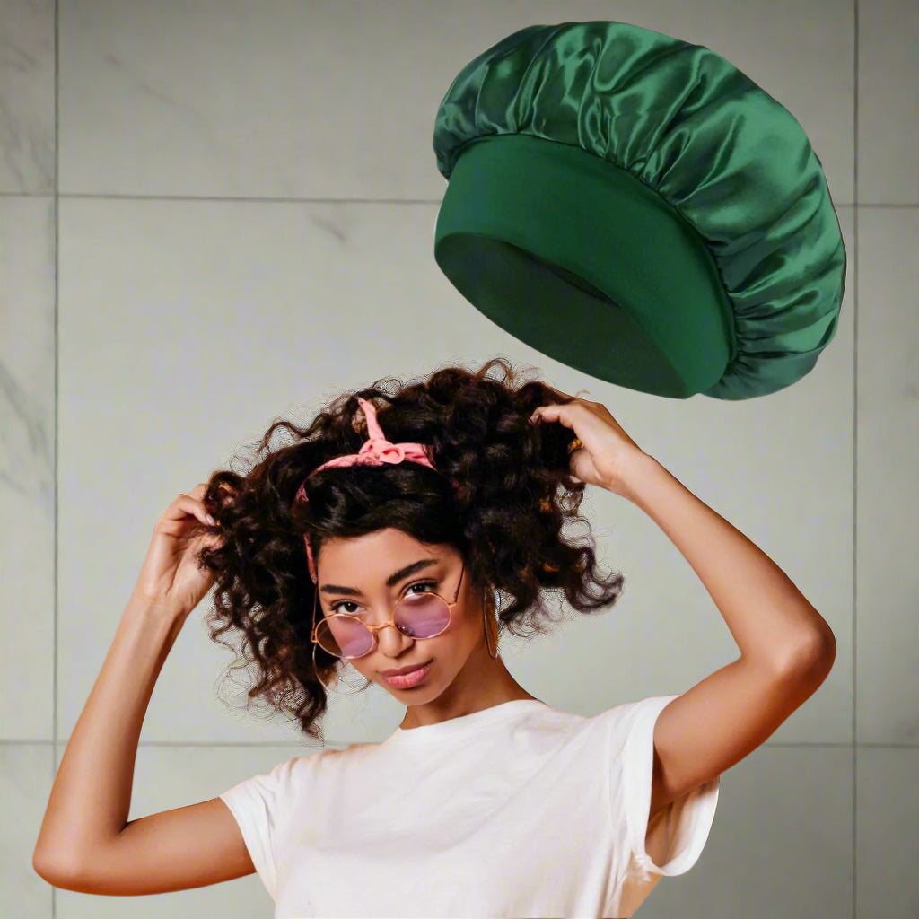 Bonnet en satin cheveux bouclés Charlotte vert boucles rebondies