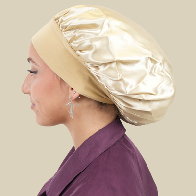 Bonnet en satin cheveux bouclés Charlotte beige profil