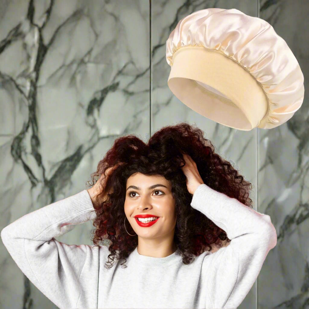 Bonnet en satin cheveux bouclés charlotte beige protection coiffure protectrice hydratation