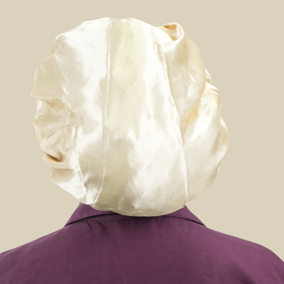 Bonnet en satin cheveux bouclés de dos