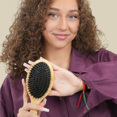 Brosse à poil de sanglier RootRevive face boucles