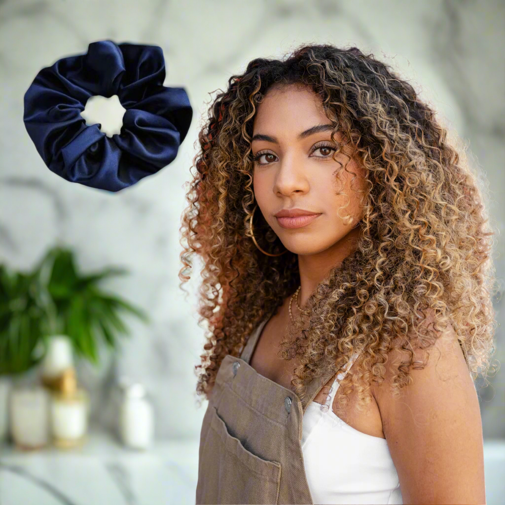 Chouchou-Satin-RetroChicBleu-cheveux-bouclés-bleu