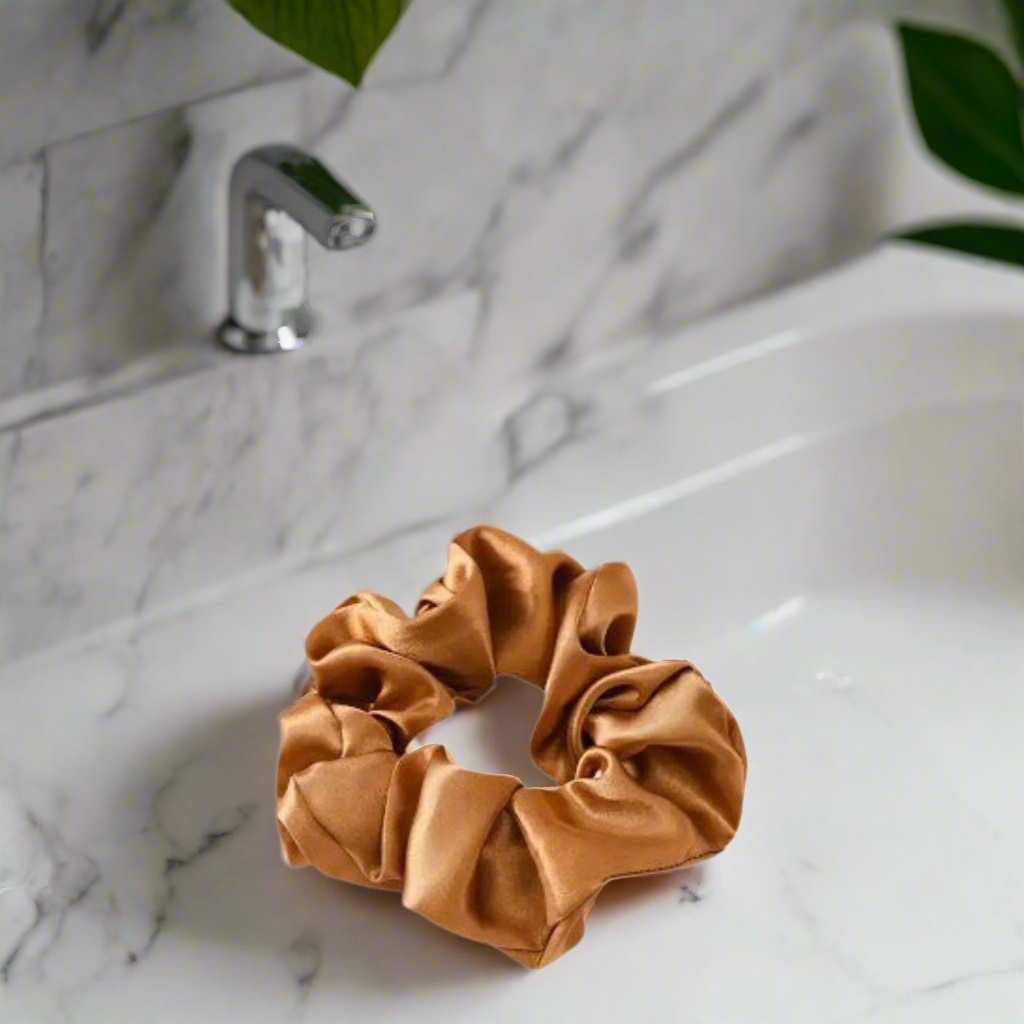 Chouchou-Satin-RetroChicBronze-cheveux-bouclés-chouchou-satin-soie