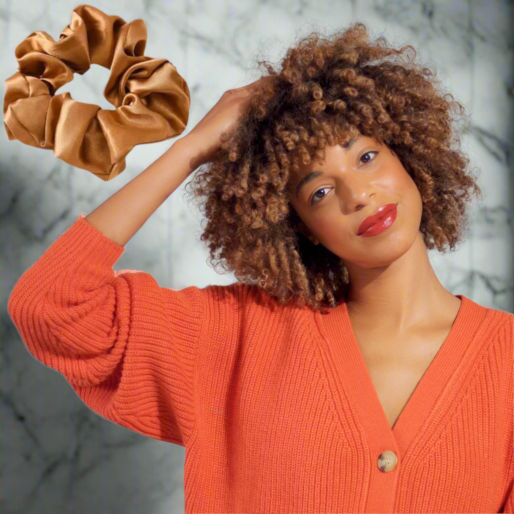 Chouchou-Satin-RetroChicBronze-cheveux-bouclés-chouchou-soie