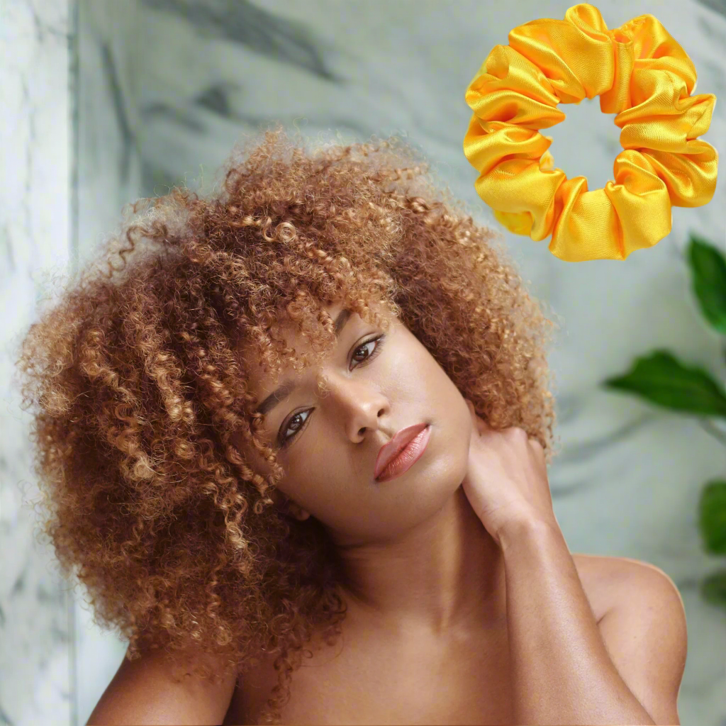 Chouchou-Satin-RetroChicJaune-cheveux-bouclés-satin-jaune