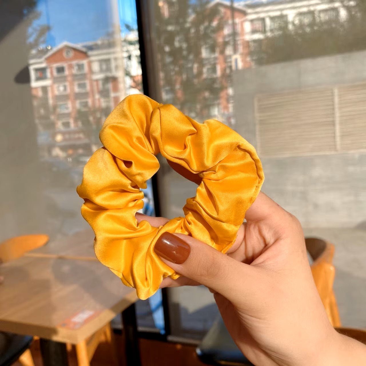 Chouchou-Satin-RetroChicJaune-chouchou-jaune-satin-cheveux-bouclés