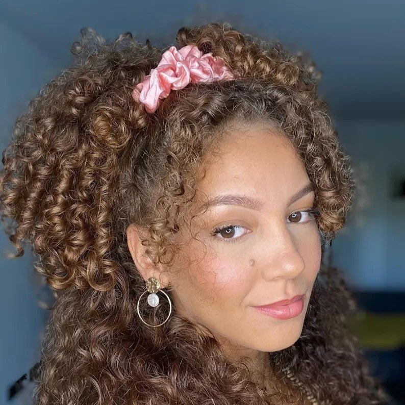 Chouchou-Satin-RetroChicRose_-cheveux-bouclés