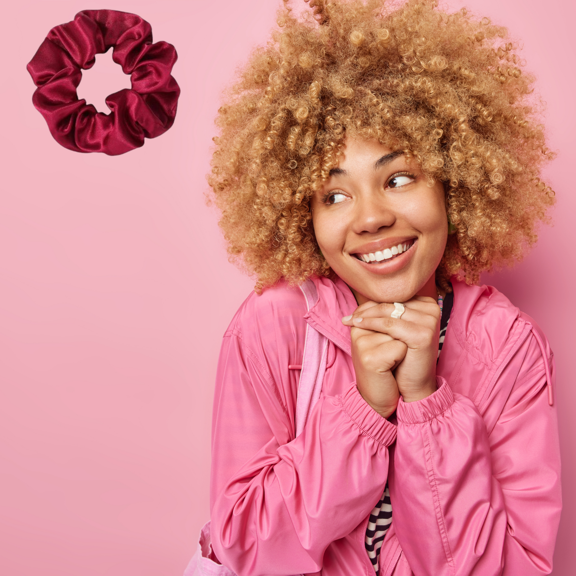 Chouchou-Satin-RetroChic_Bordeaux-cheveux-bouclés