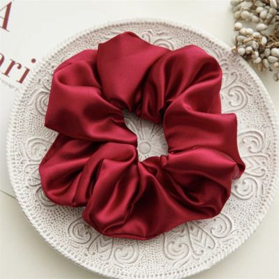 Chouchou en satin Trio Signature Extra Large rouge cheveux épais boucles