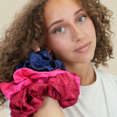 Chouchou en satin trio Signature Large rouge bleu rose cheveux bouclés épais frisés doux