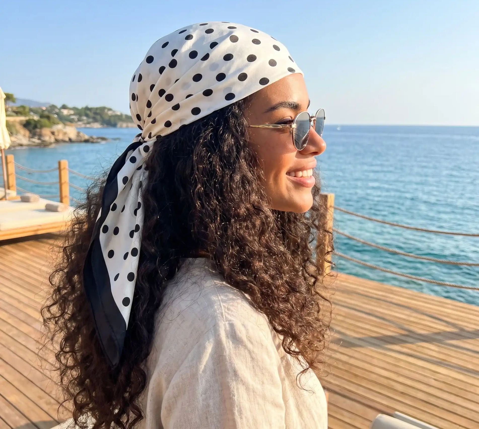 Foulard Pois Satin Noir Blanc cheveux bouclés