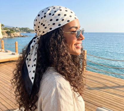 Foulard Pois Satin Noir Blanc cheveux bouclés