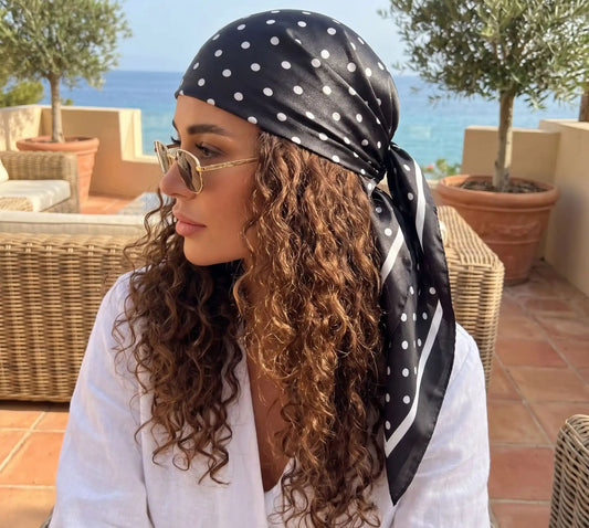 Foulard Pois Satin Noir cheveux bouclés