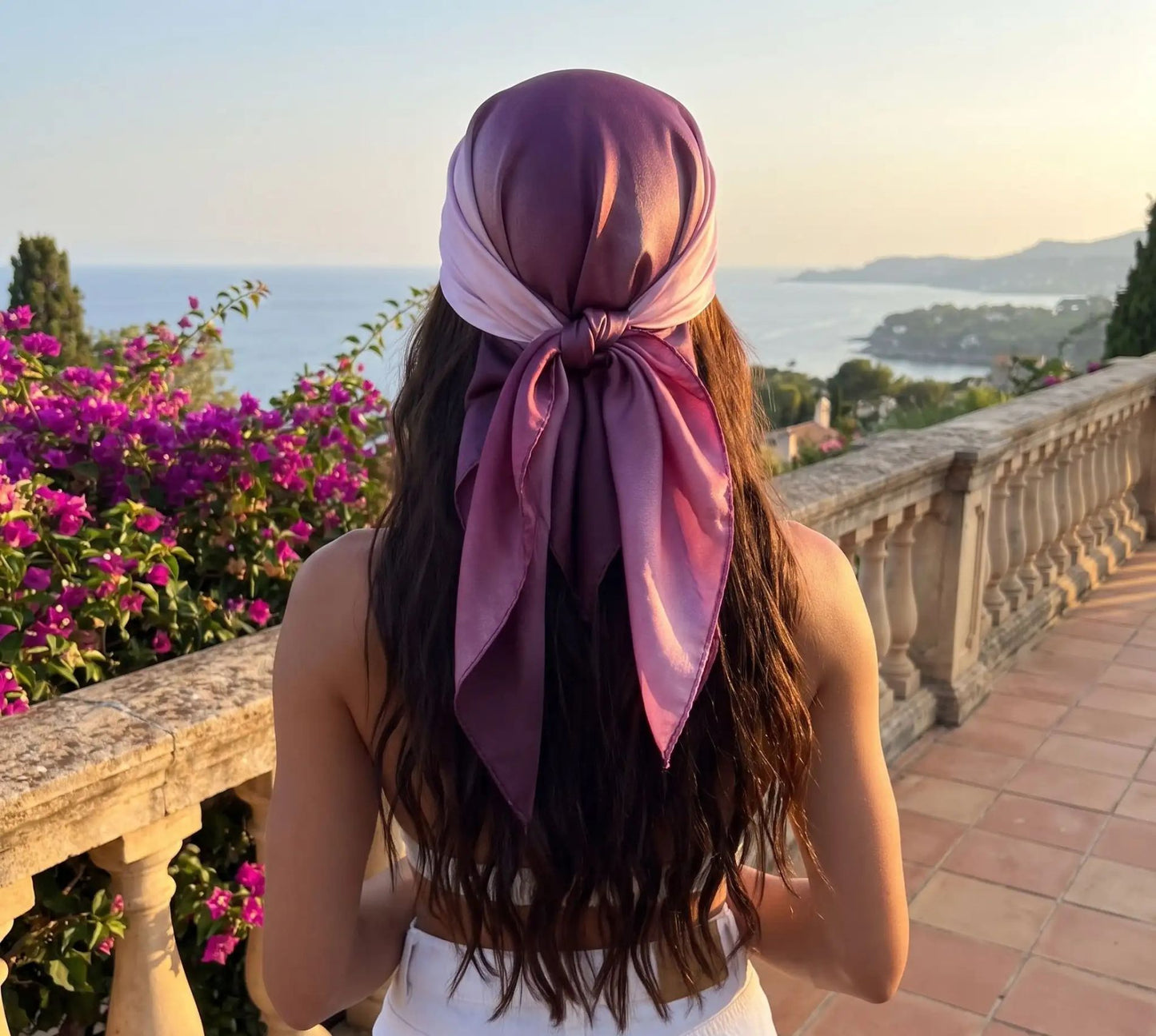 Foulard elise rose violet satin femme cheveux bouclés de dos