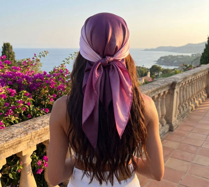 Foulard elise rose violet satin femme cheveux bouclés de dos
