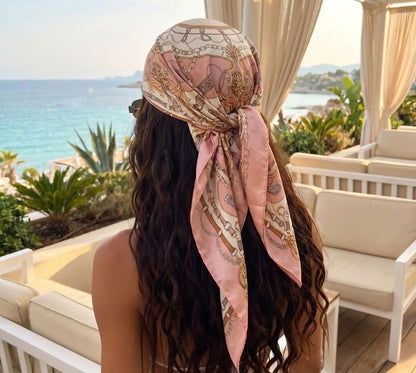 Foulard femme Gabrielle rose satin cheveux bouclés frisés de dos