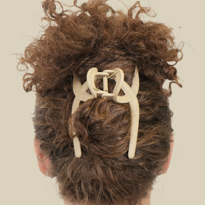 Pince à cheveux Elancia pince beige femme cheveux bouclés profil