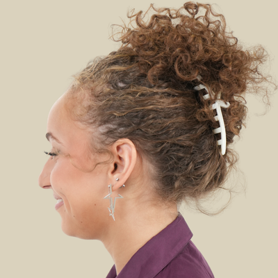 Pince à cheveux Elancia pince blanc femme cheveux bouclés profil