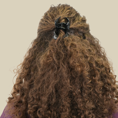 Pince à cheveux Fleur Charme 3 pince fleur cheveux bouclés noir de dos