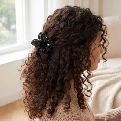 Pince à cheveux Fleur Charme rose cheveux bouclés noir