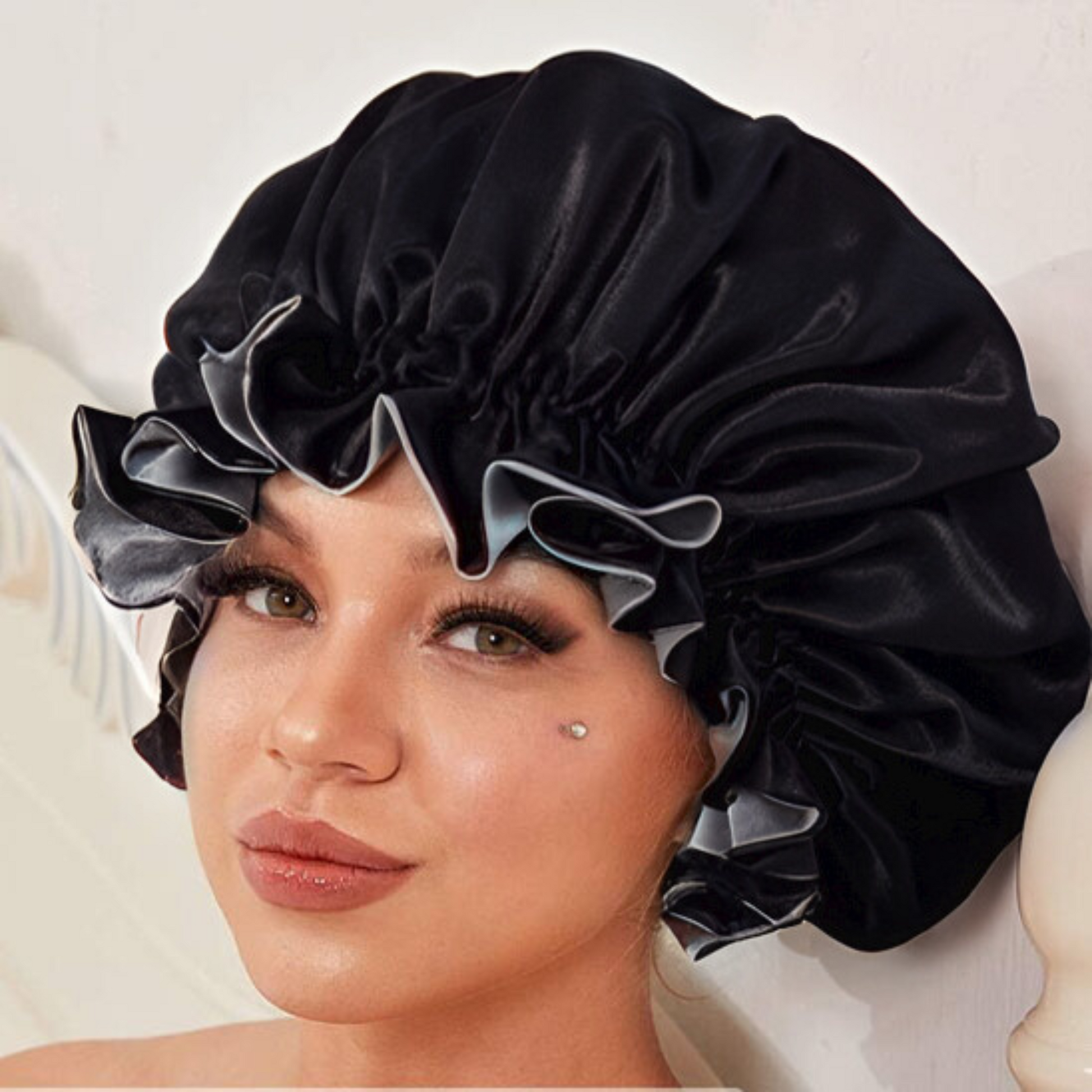 bonnet-en-satin-noir-femme
