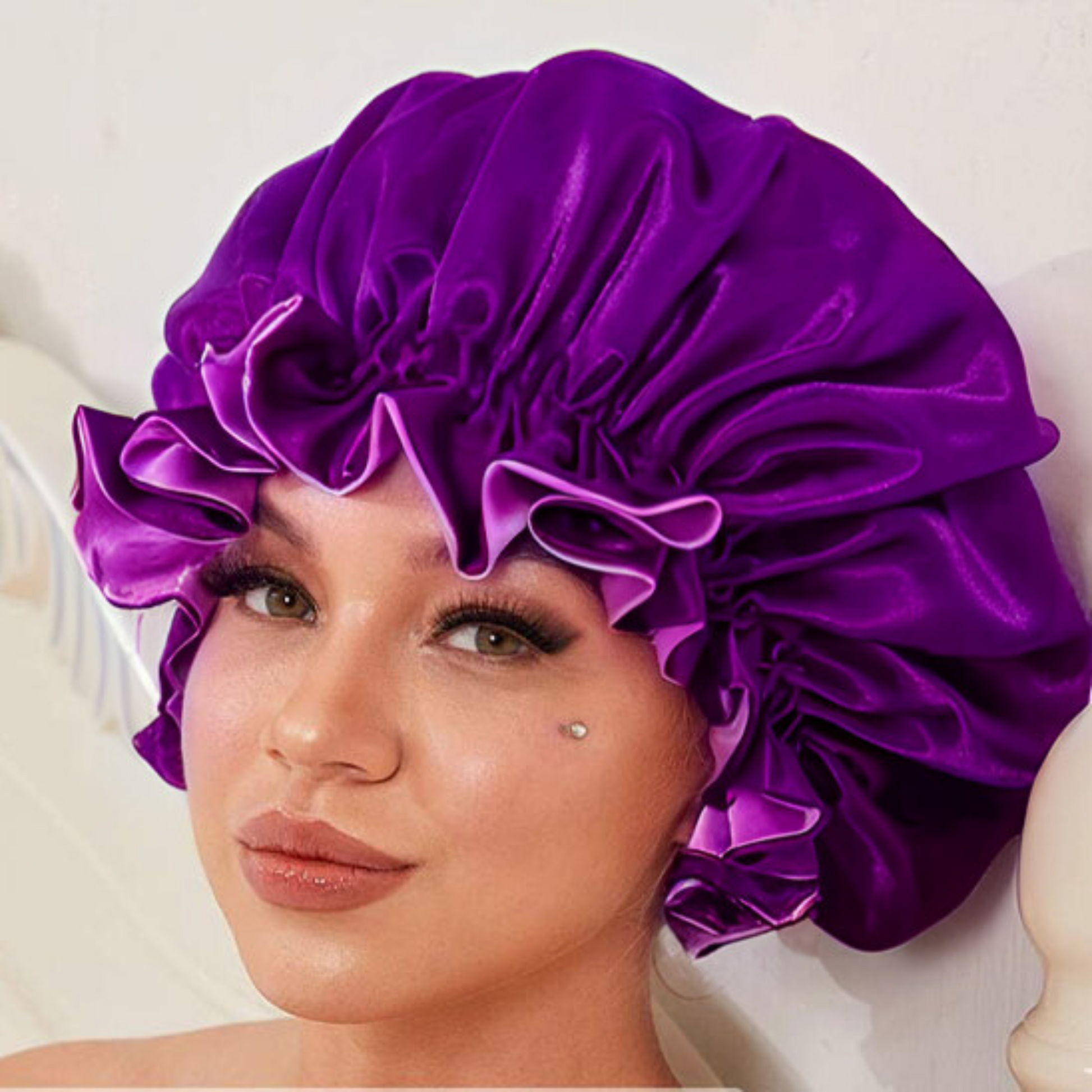 bonnet-en-satin-violet-de-face