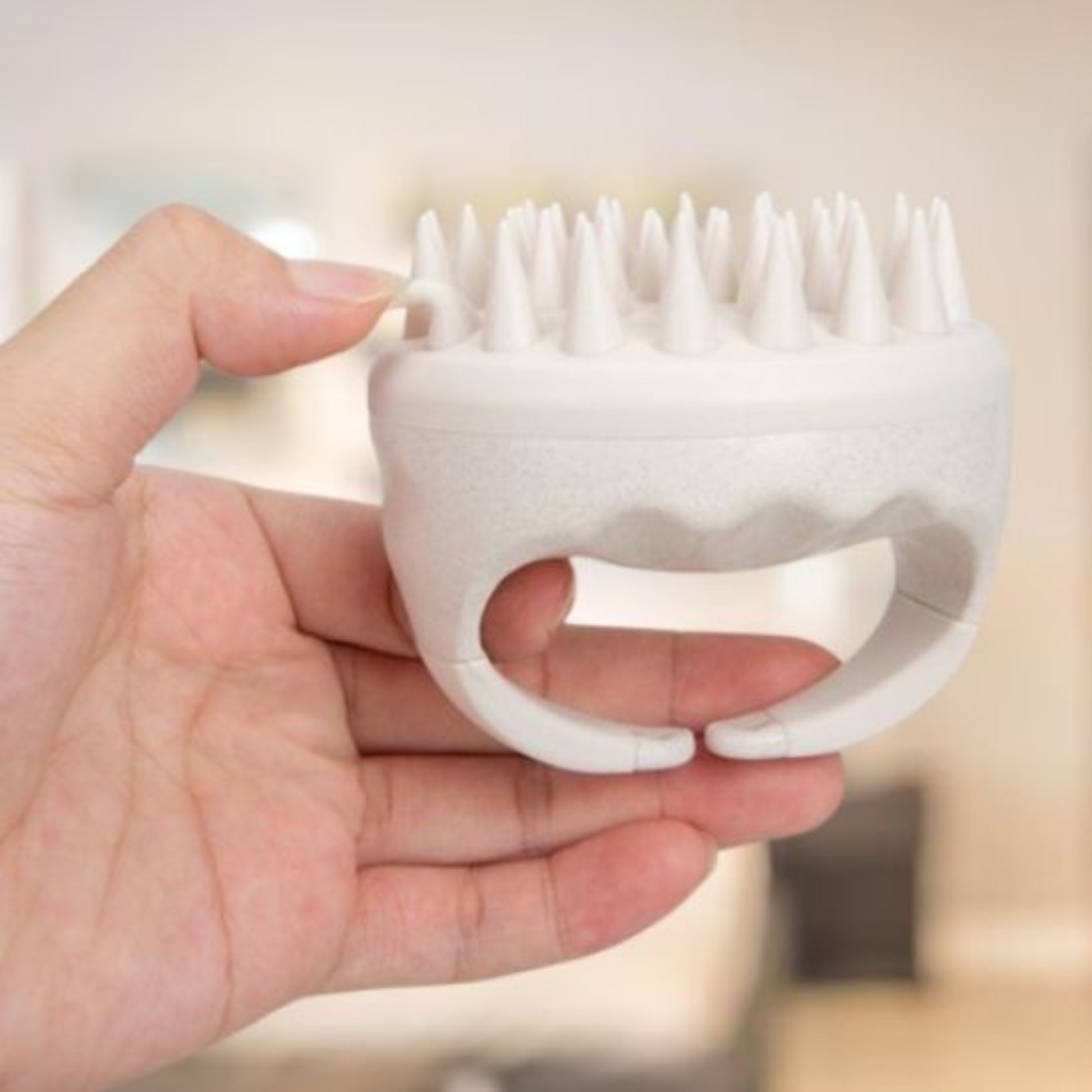 brosse-massage-cuir-chevelu-scalpsooth-brosse-massage-cheveux-blanc-bouclés