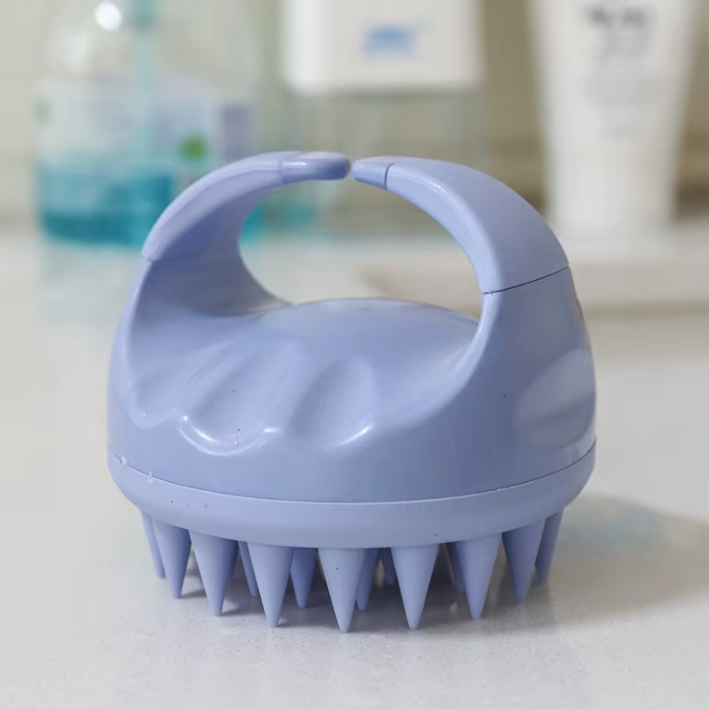 brosse-massage-cuir-chevelu-scalpsooth-brosse-massage-cheveux-bleu-bouclés
