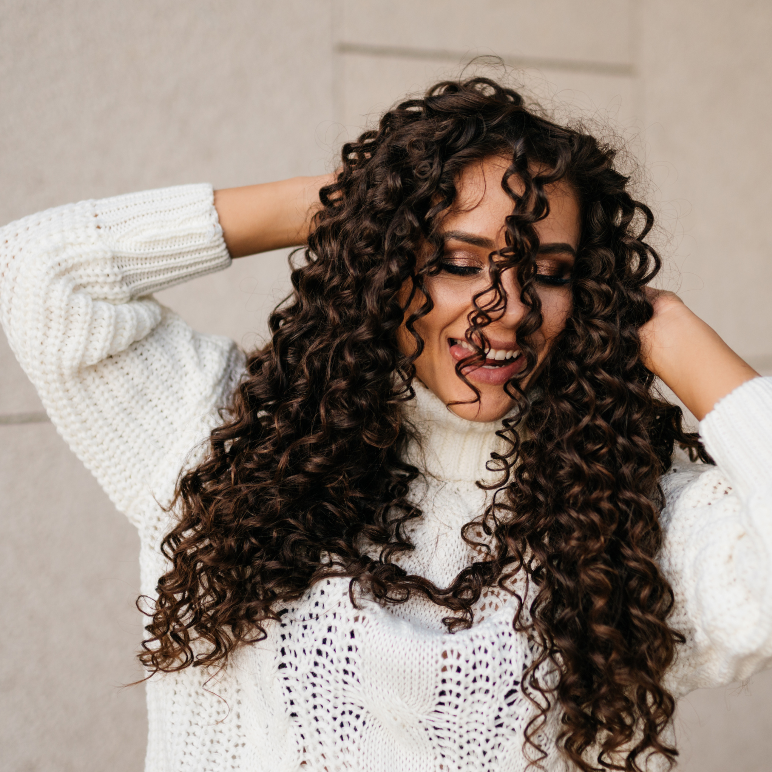 cheveux bouclés routine boucles définies femme heureuse