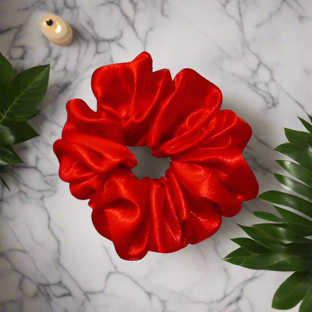 chouchou-satin-retrochicrouge-cheveux-bouclés