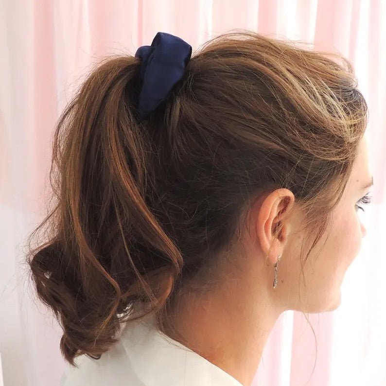 Chouchou Satin - RetroChicScrunchies™ - Bleu Marine - Ma Couronne Curly