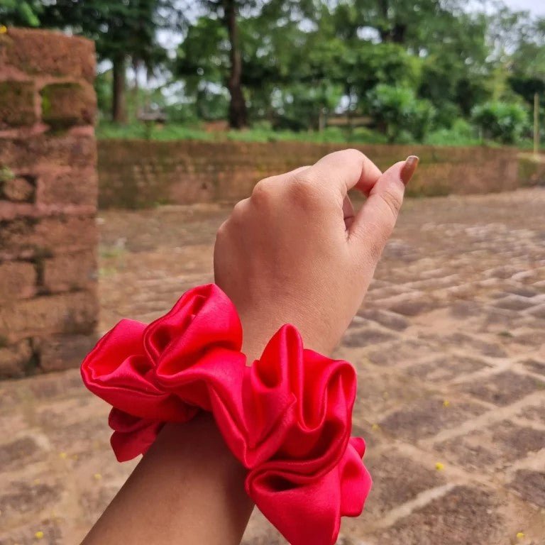 Chouchou Satin - RetroChicScrunchies™ - Rouge Intense - Ma Couronne Curly