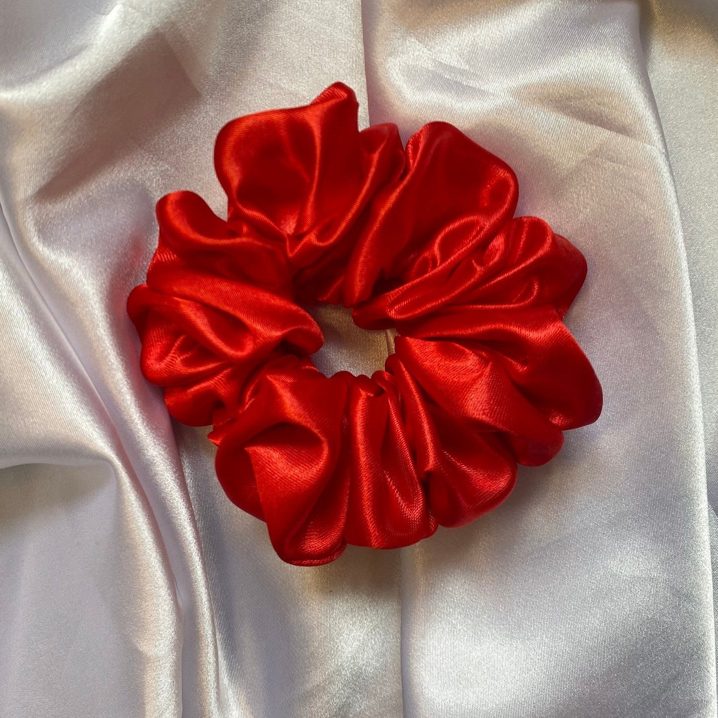 Chouchou Satin - RetroChicScrunchies™ - Rouge Intense - Ma Couronne Curly