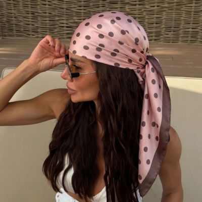foulard celine femme cheveux bouclés rose marron pois